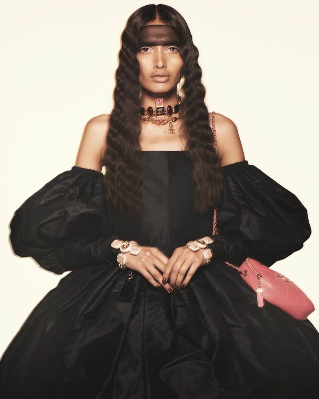 Vogue Parisさんのインスタグラム写真 - (Vogue ParisInstagram)「@aishw.ryagupta stars in The Queens of Chic shot by @DavidSimsOfficial and styled by @ibkamara in the October issue of Vogue Paris. Get your copy on newsstands and via the link in our bio Makeup by @hiromi_ueda, hair by @vpintomoreira, nails by Zaida Igani, production by @arthouseltd, casting by @mischanot @11casting Dress, belt (worn as necklace) and bag by @ChanelOfficial」10月4日 0時04分 - voguefrance