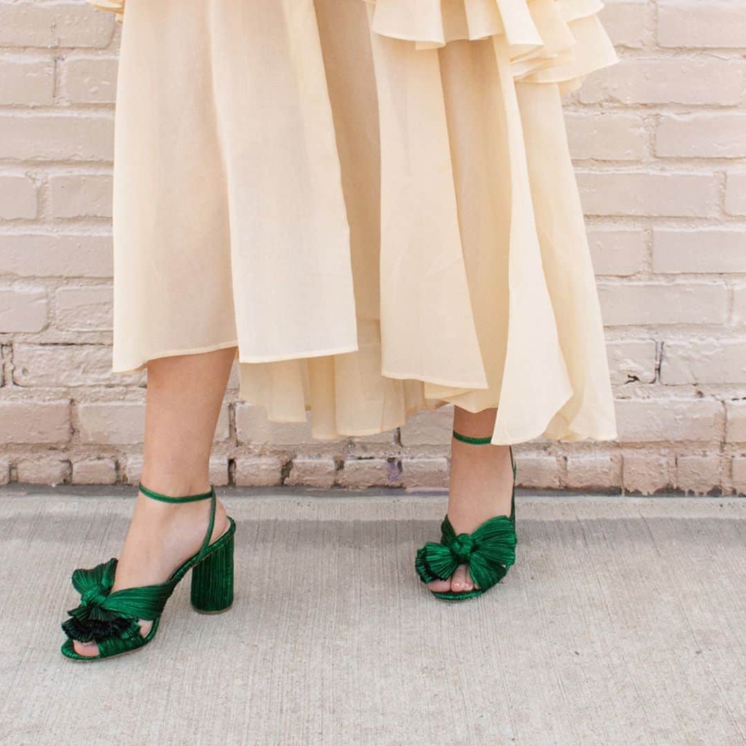 レフラーランドールのインスタグラム：「A community favorite, our Camellia in striking emerald green lamé has been restocked for the season 💚」