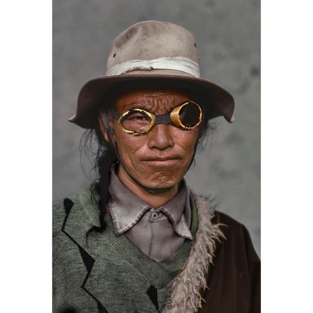 スティーブ・マカリーさんのインスタグラム写真 - (スティーブ・マカリーInstagram)「Tibetan nomad wearing welders’ glasses to block the intensity of the sun on the high plateau. Litang, 2000.   #SteveMcCurry」10月4日 0時10分 - stevemccurryofficial