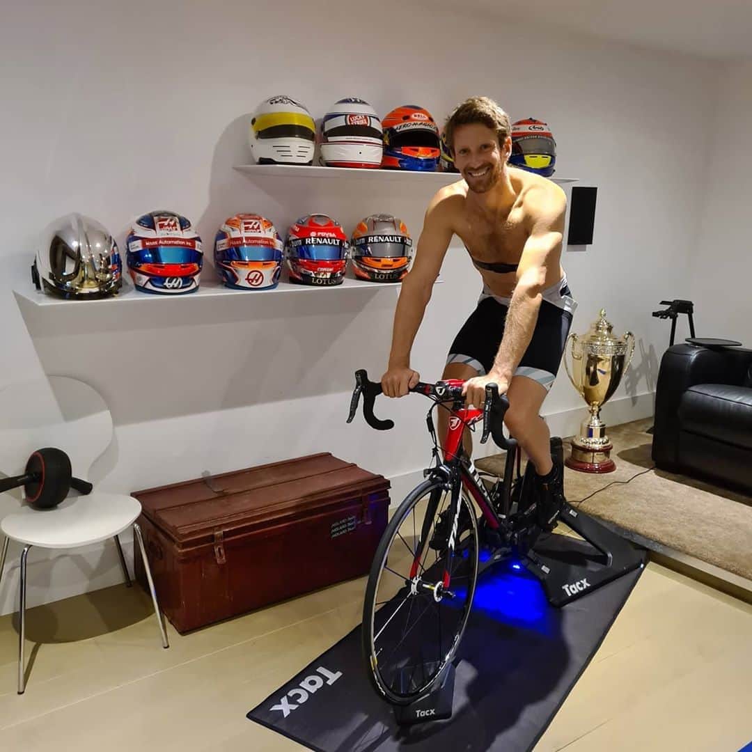 ロマン・グロージャンのインスタグラム：「Home trainer whilst watching the @r8gesports racing Petit Le Mans. What's your Saturday like ? #r8g #training #esports #simracing」