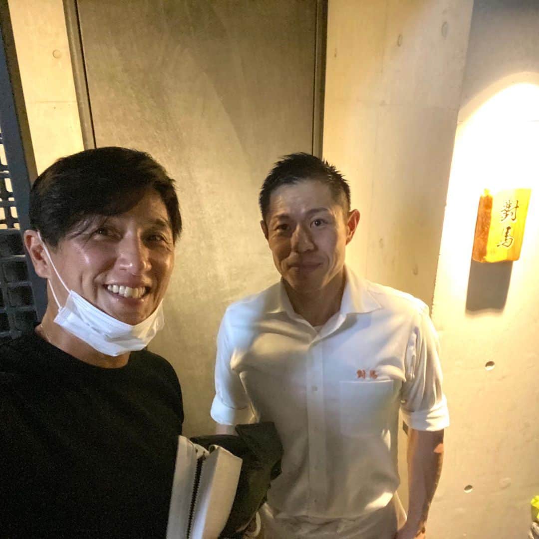 のインスタグラム：「めちゃくちゃお気に入りのモダンチャイニーズ 「對馬」でした。  2年4ヶ月待ち！！あのフルタのご主人の右腕、對馬君が独立した中華。 鬼お気に入りです(笑) ミシュラン待ってます(笑)  クラゲとチャーシューから。 チャーシューにはトリュフしっかり。  大好き過ぎる冷製ビーフンには、こんもりのキャビア。  金華ハムのスープには、乾燥鮑(涙)と、キヌガサダケ。  ほぼ鮑の春巻き。 こんな春巻きあります？  おこげには、毛蟹、雲丹、ほっき貝。こんなおこげ食ったことないわ。  フカヒレは、めちゃくちゃ分厚い！！ 3センチはありました。 捕獲量が少ない青鮫！ 繊維感もめちゃくちゃある。そこに松茸、上湯スープのトリプル！  天然のしょうさいフグの揚げ物。ネギ、山椒の香りを。  本熟成肉で知られる岡崎さんの近江牛は、 こことあのアラガワのみ！ そのいちぼ。  生きてるうちに46ヶ月熟成！ “立ち熟成”ができるのは、岡崎さんだけらしいよ。  そのいちぼと、睡蓮菜 20年もののみりんとオイスターソース。 對馬君は、天才だね。  スッポン、アルデンテのラーメン。やるか、これ。 金持ちになったら大盛りにしてくれ。  ライチ紅茶のプリン。 ありそうで初めて食った、香り高いデザート。  ジャスミンで、〆。 ここ、今一番のお気に入りです。  親父も妻も喜んでくれた。 20年ものの紹興酒も開けた。 この内容で15万は安い。 来週の予約も入れた。 ってか、2月まで入れたよ(笑)  #對馬  #中華對馬 #tsushima  #モダンチャイニーズ  #トガッチ #戸賀敬城  #トガブロ  #togacci  #hirokunitoga」