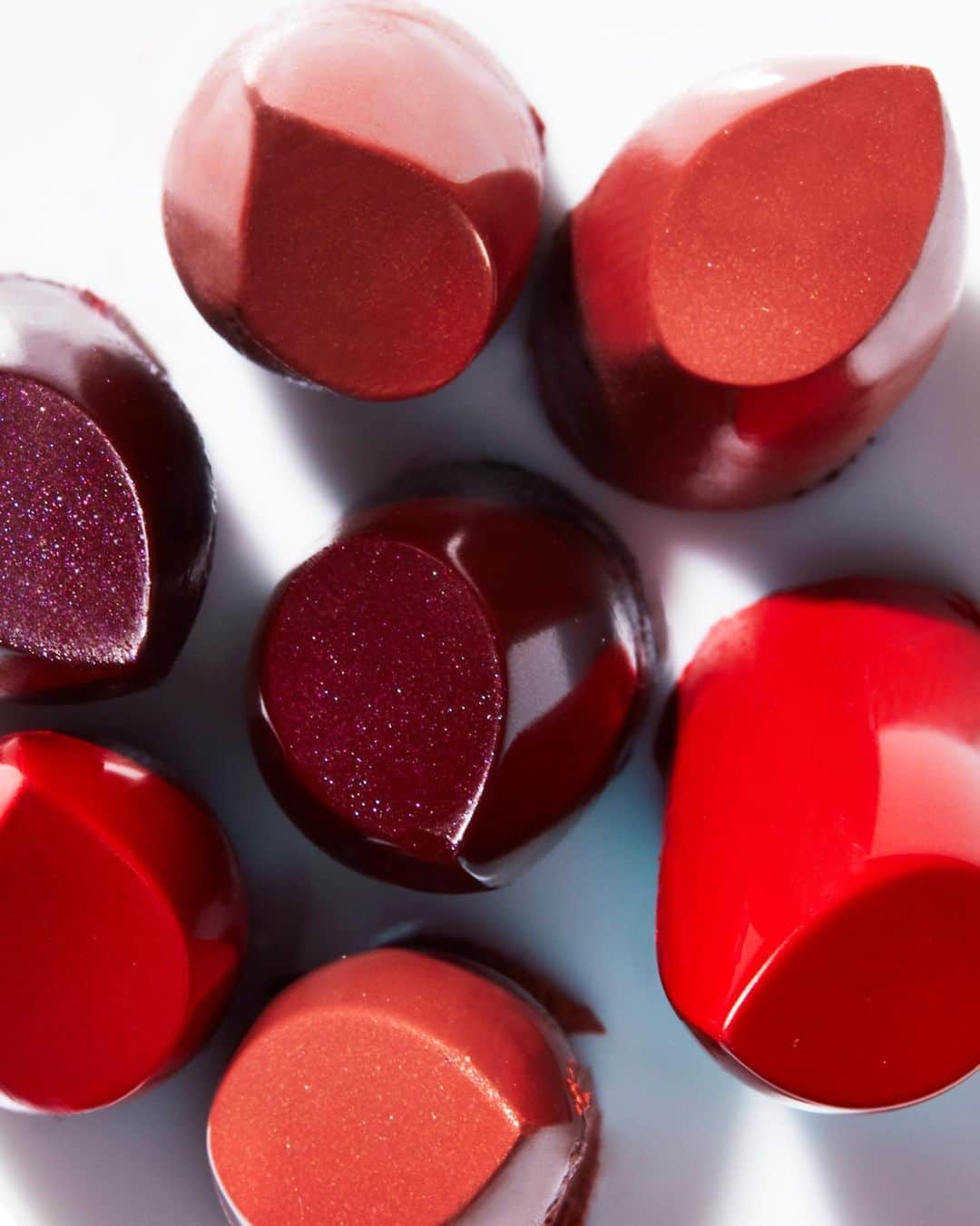 Smashboxのインスタグラム：「Pick your poison. This fall, are you more of a traditional red or a deep berry? TELL US! 💄🍇」