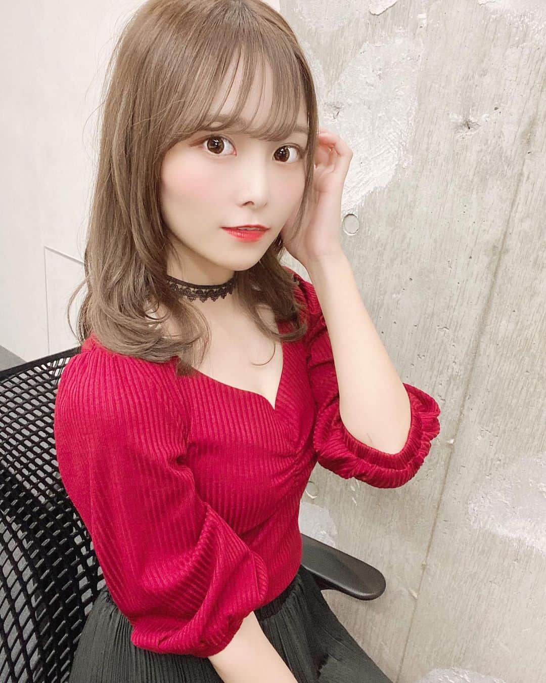 のインスタグラム：「OL風です☺️どうかな？ . . . . . . . . . #ol風 #大人コーデ #大人女子 #赤コーデ #秋服コーデ #秋服 #チョーカー #チョーカー女子 #被写体 #グラビア #インスタグラビア #ig_japan #japanesegirl #私服 #officefashion #officestyle  #ヘアアレンジ #ベージュカラー」