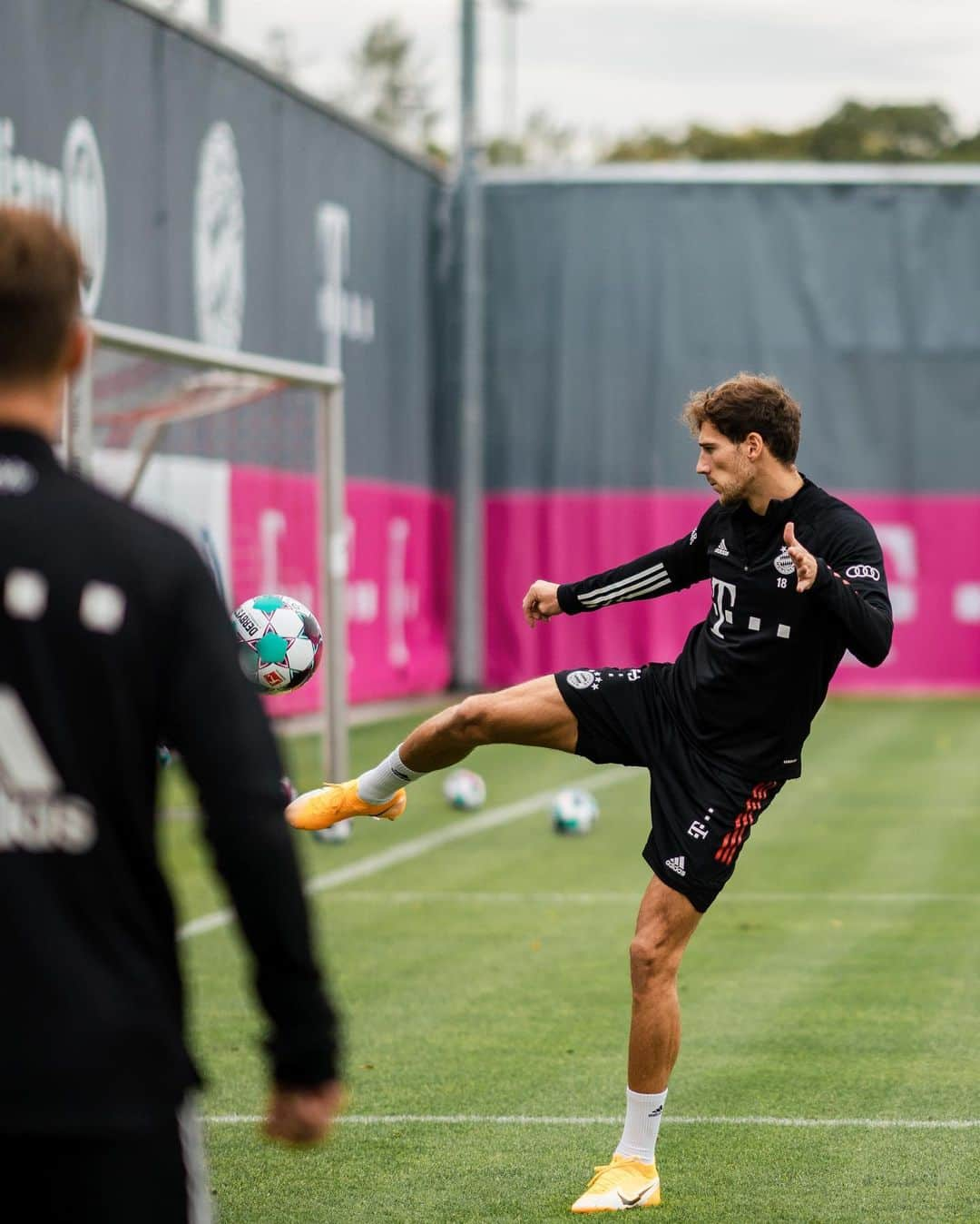 バイエルン・ミュンヘンさんのインスタグラム写真 - (バイエルン・ミュンヘンInstagram)「Ready for #FCBBSC! 🤟⚽️ #packmas  __________ #FCBayern #MiaSanMia #Fußball #Football #Bundesliga」10月4日 0時19分 - fcbayern