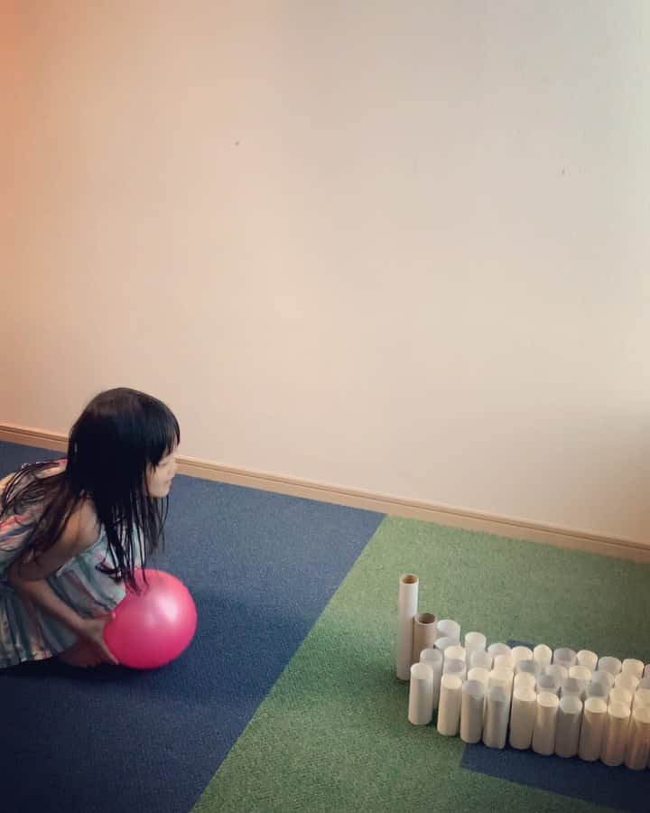 のインスタグラム：「* 🎳 めーちゃん　倒れなかったから　最後は強硬手段😅 . #🧻🎳 #めーちゃん4歳 #yumiandmusume」