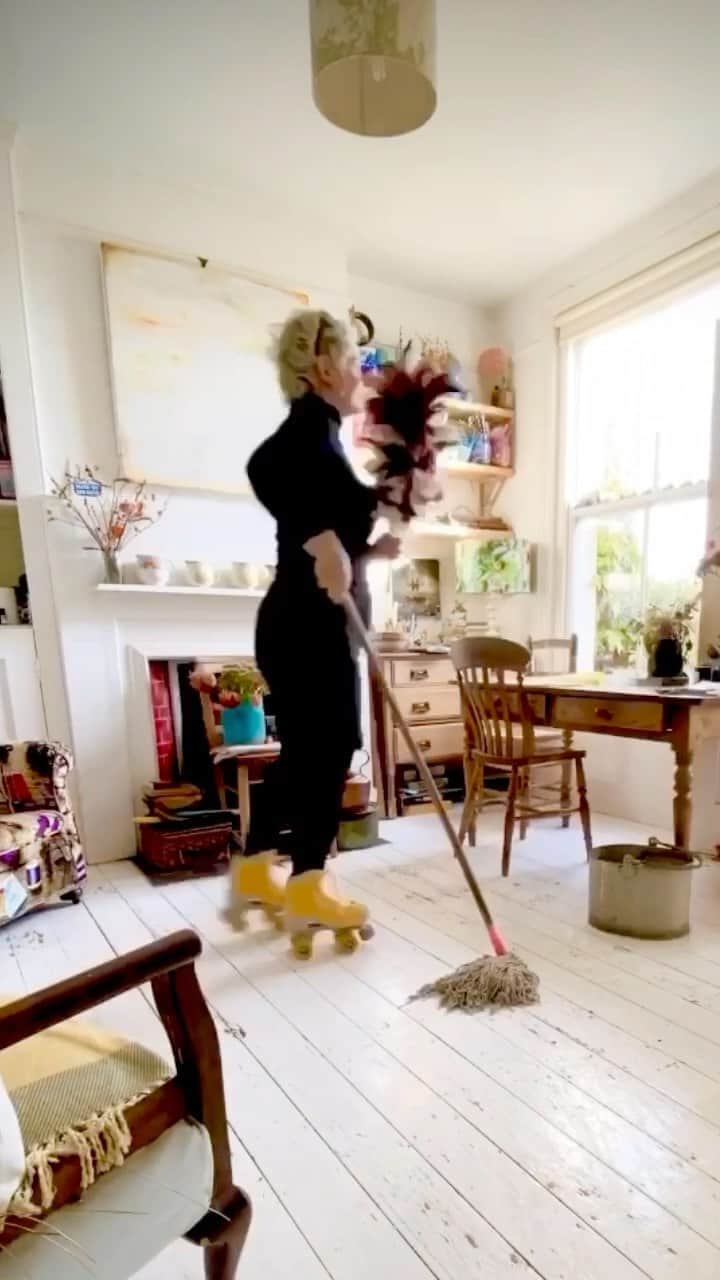 Tea and sittingのインスタグラム：「✨Just thought I’d share my Saturday cleaning chores with you 🤩✨ #domesticrollerskating #rollerskatingindoors #rollerskates @riorollerofficial」
