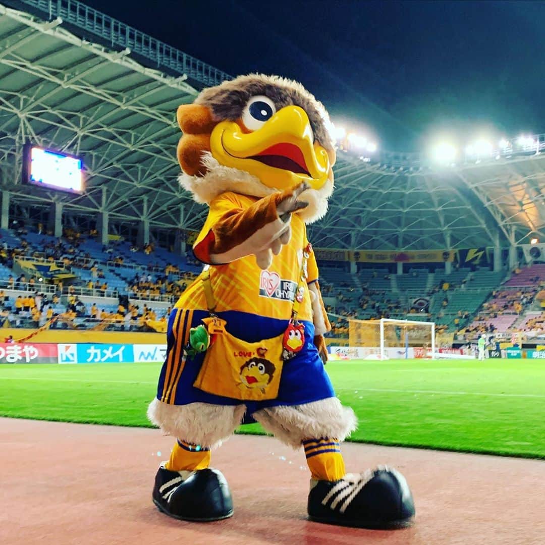 千葉直樹のインスタグラム：「市民、県民に愛されるクラブ… 親子3世代で楽しめるスタジアム… 情熱ある熱い声援… 周りには沢山のサッカーを愛する仲間達… 聖地ユアスタで躍動する黄金選手… そのピッチに憧れる子供達… 地域の日常会話に当たり前のように出てくる…そんなクラブになって欲しいと願って…  今でもその想いはずっと変わりません。  何年、何十年後なのかはわかりません。 けどいつかこの【ベガルタ仙台】というクラブがリーグ優勝やアジア大会、世界のビッククラブと肩を並べられる強豪と呼ばれる時代がくるなら… そんな【夢】に投資していただけたら嬉しいです。 すでにご協力いただいてる皆様もいらっしゃると思います。本当にありがとうございます。 それぞれ苦しい状況なことも理解の上でのお願いです。よろしくお願いします。  https://www.instagram.com/p/CFlKBbol5DC/?igshid=o965av7qdm53  https://www.vegalta.co.jp/contents/donation/  #vegalta #ベガッ太 #ユアテックスタジアム仙台」