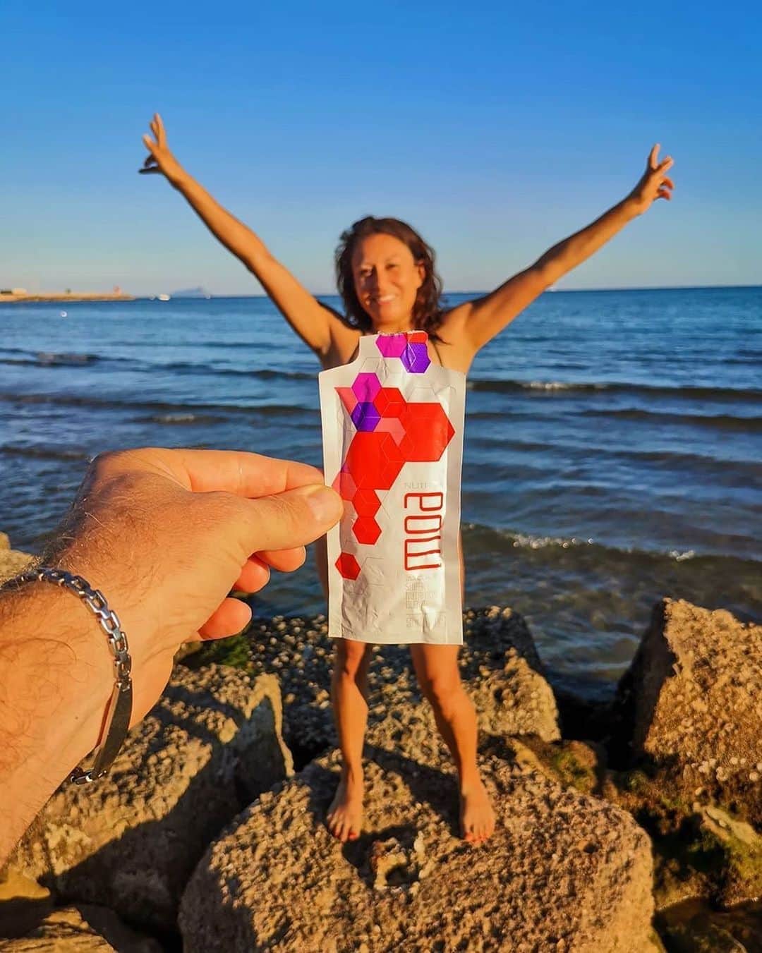 のインスタグラム：「Hands up 🙌 if you’re pumped for the weekend! ⁠ ⁠📷 @monica_bosca  ⁠ ⁠ ⁠ ⁠ ⁠ #ariix360 #ariix365 #ariix #ariixproducts #moa #nutrifii #supernutrition #supernutritionblend #superfood #superfoods #supernutrients #superfruit #superfruits #bioactivenutrients #neutraceutical #health #fitness #energy #nutrition #myhealthjourney #myhealthylife #natriix #summervibes #moaonthegoa #bestlife #domore #bemore #seemore #seastheday #seamore」