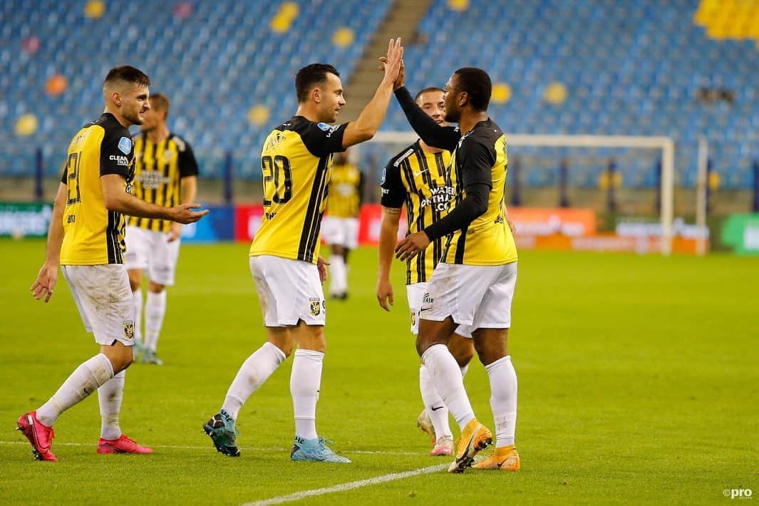 のインスタグラム：「2️⃣-0️⃣ voorsprong dankzij @openda80 & @oussama_darfalou   #Vitesse #vither」