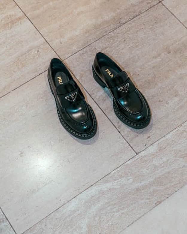 MARISのインスタグラム：「A new beginning with my new P 🖤 @prada」