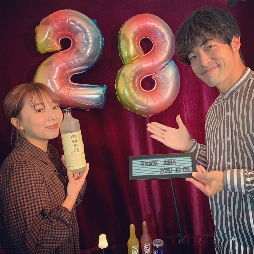 のインスタグラム：「今日は「橋本愛奈バースデーアコースティックライブ〜二十八回目の祝賀会〜」でした。  ライブ終盤、急遽リクエストコーナーをやることになり、初見で譜面を見ながら演奏するというまさかの事態に、、、笑  ドキドキでしたが、同時にミュージシャンとしてとても燃えました🔥  そんな即興セッションもあってか、画面越しにファンの皆様もいつも以上に盛り上がってくれていたようで何よりです！  そして、愛奈さん、お誕生日おめでとうごございます🎂 これからの芋会も楽しみです！  #橋本愛奈 #芋会 #橋本愛奈生誕祭」