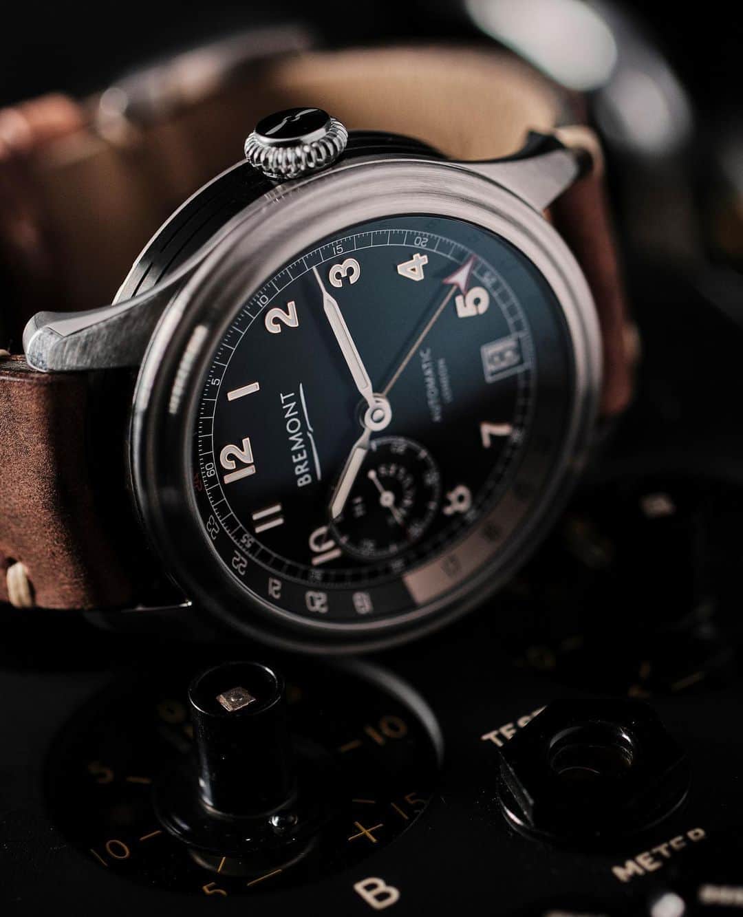 のインスタグラム：「A sublime fusion of micro-engineering, watch design and aviation history, the Bremont H-4 Hercules Limited Edition chronometer is limited to only 300 Stainless Steel, 75 Rose Gold and 75 Platinum pieces.⁠⠀ ⁠⠀ It salutes Howard Hughes' iconic Spruce Goose of the 1940s and contains original birchwood from the fuselage of this iconic silver flying boat. ⁠⠀ ⁠⠀ Tap to book an appointment to see the Bremont H-4.⁠⠀ ⁠⠀ #bremont #bremontwatches #pilot #pilotwatch #aviation #aviationfan #aircraft #spitfire #classic #luxurywatch #vintage #history #sprucegoose #howardhughes #1940s」