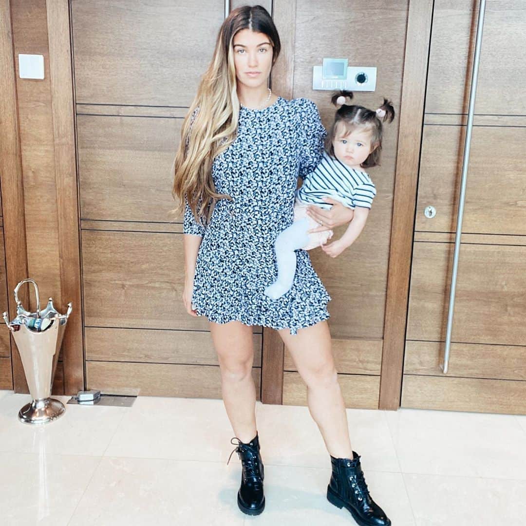 エイミー・ウィラートンのインスタグラム：「You can sit with us ❤️ ... real audio on the third slide. Don’t ask me to make that noise again 🤭  #todaylook #weekendvibes #motherdaughter」