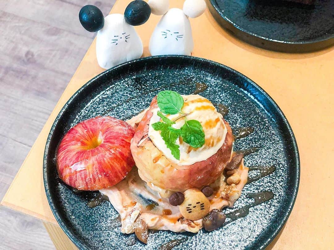 のインスタグラム：「. #カフェ巡り  ▹▸スワイプすると ネズミ小僧 が 現れるよ！  『チーズケーキ研究所 / @cheesecake.laboratory』  りんごと栗のチーズケーキ✨💠  りんご丸ごと1個 使われてるんだって🍎🧀💕  ねずみのちゅー太の小さいクッキーもかわゆい💜🐭 . . . #福岡 #福岡カフェ #福岡グルメ #fukuoka #fukuokacafe #fukuokagourmet #太宰府天満宮 #太宰府 #太宰府カフェ #太宰府グルメ #太宰府市 #dazaifu #dazaifutenmangu #チーズケーキ #チーズケーキ専門店 #チーズケーキ研究所 #cheesecake #カフェ #cafe  #cafestagram #cafegourmet #カフェスタグラム #カフェ部 #カフェ活 . #岡田彩花 #あやかんぬ #ayakaokada #シグマセブン #シグマセブンフェイス」