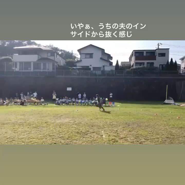 渋木さやかのインスタグラム：「運動会day🎌 ⠀ ここの幼稚園は、親の競技が多くて、チームになって点数を競うのが毎年面白いんです。みんなで張り切って、本気になって、ずっこけて、大笑いします。 大人になると勝ち負けに本気になることあんまりないよね。 ヨガやってると特に💭  で、ほとんどのママさんは、お弁当作らず、ほか弁頼んでるところも大好きなところです。🍙🍱😇🙏笑 ⠀ ドングリさんは、みんなと同じことをするのが嫌みたいで、恒例の脱走をします。毎年クラッチバックみたいに先生方に運ばれてます。 ⠀ ⠀ #ドングリ日記 ⠀」