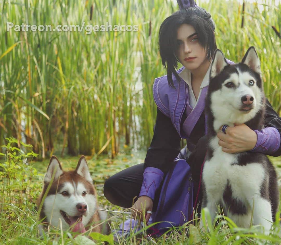 Gesha Petrovichのインスタグラム：「September reward shoot available  for Patreon's family #jiangcheng from MDZS and cite fluffy boys from @kirigati ❤️ Восхитительные песели начинают модельную карьеру и готовы к участию в ваших фотосетах 😤❤️ Ph @diemaru  Patr3on.com/geshacos 🌶️」