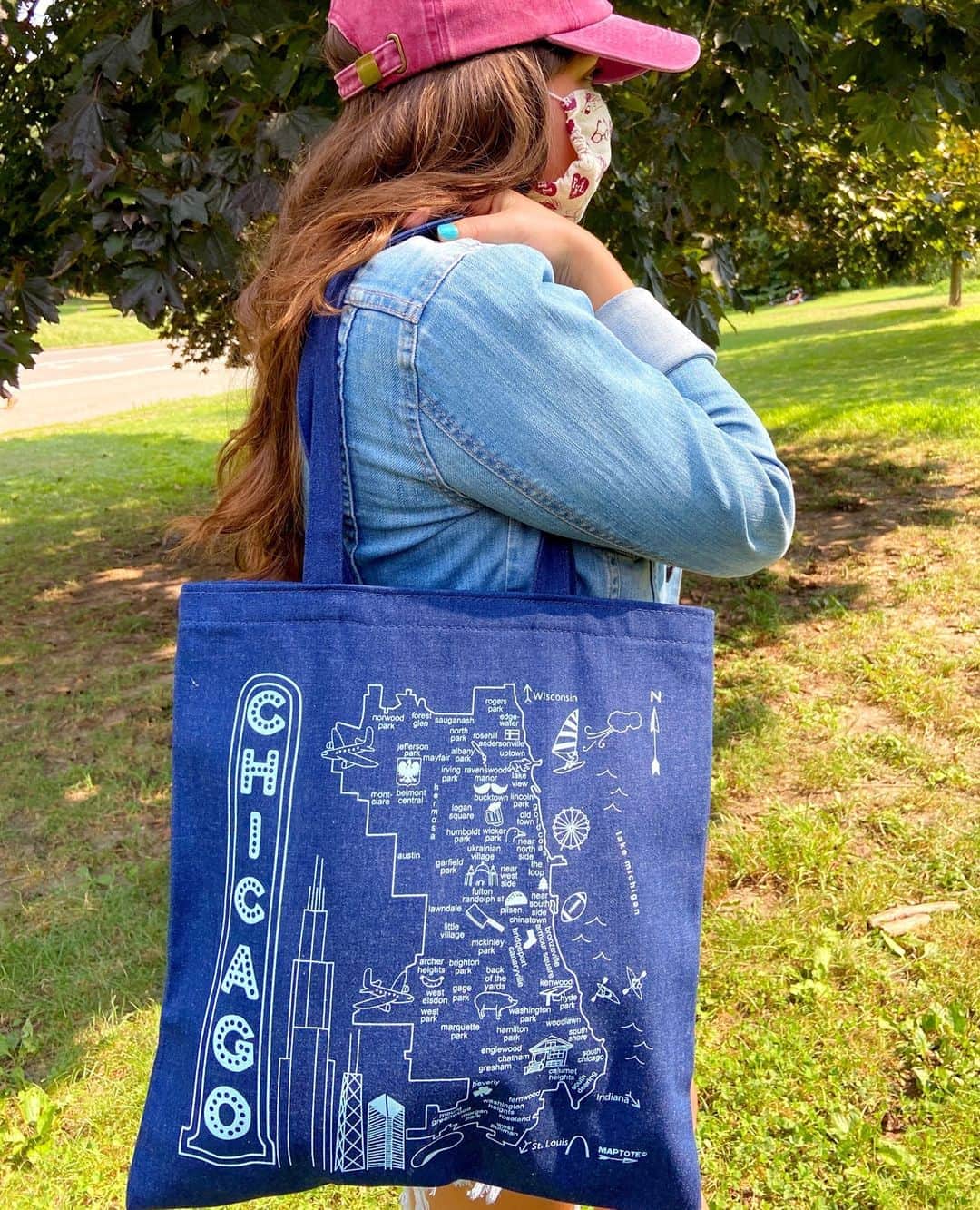 マップトートのインスタグラム：「Have you seen our new Chicago Denim Tote? Chic, sturdy denim and a pocket inside...it's sure to be your new fav tote!⁠ .⁠ .⁠ #Chicago #ChicagoGifts #MadeInUSA」