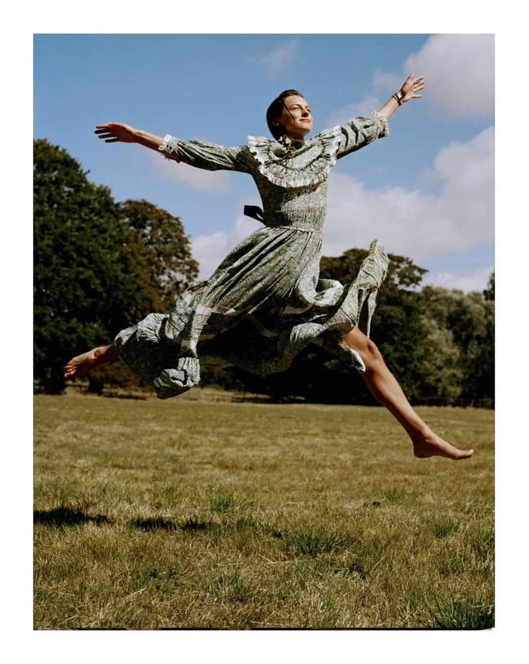 グッチさんのインスタグラム写真 - (グッチInstagram)「Featured in @vanityfair’s October issue, @emmalouisecorrin wears a ruffle-trimmed maxi dress featuring a print by @libertylondon part of the #GucciLiberty special collection of accessories and ready-to-wear from #GucciFW20 by @alessandro_michele. #EmmaCorrin is captured by photographer @brett_lloyd and styled by @tom_guinness. #GucciEditorials #AlessandroMichele」10月4日 1時00分 - gucci