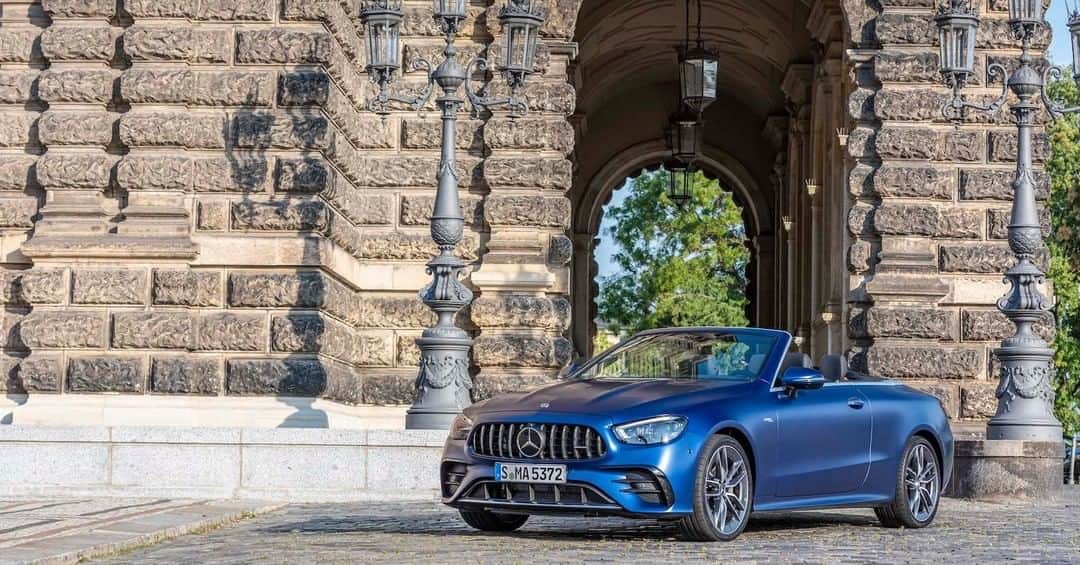 Mercedes AMGさんのインスタグラム写真 - (Mercedes AMGInstagram)「[Kraftstoffverbrauch kombiniert: 9,2–8,8 l/100 km  CO₂-Emissionen kombiniert: 210–201 g/km  amg4.me/efficiency-statement]  With a new designo brilliant blue magno finish, the Mercedes-AMG E 53 4MATIC+ Cabriolet is a statement to anyone it passes.  #MercedesAMG #AMG #E53 #Cabriolet #DrivingPerformance」10月4日 1時00分 - mercedesamg