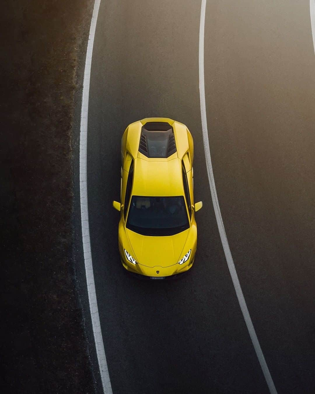 ランボルギーニさんのインスタグラム写真 - (ランボルギーニInstagram)「When you embark on a journey that’s as tough as you are, you choose to go on an adventure.   Huracán EVO RWD is the result of fine-tuning and refining Lamborghini's iconic features and combining them with predictive technology. It's how this Super Sports Car anticipates and caters to the driver’s behavior, expectations and desires.   Captured by @tomkahler.   #Lamborghini #HuracanEVORWD #RewindToRWD」10月4日 1時00分 - lamborghini