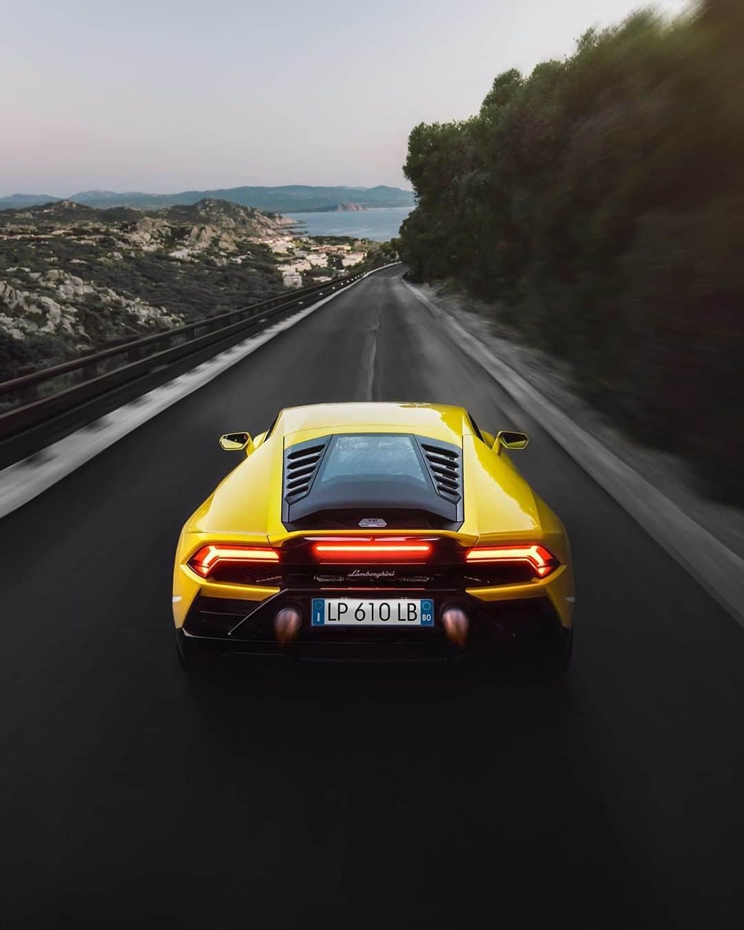 ランボルギーニのインスタグラム：「When you embark on a journey that’s as tough as you are, you choose to go on an adventure.   Huracán EVO RWD is the result of fine-tuning and refining Lamborghini's iconic features and combining them with predictive technology. It's how this Super Sports Car anticipates and caters to the driver’s behavior, expectations and desires.   Captured by @tomkahler.   #Lamborghini #HuracanEVORWD #RewindToRWD」