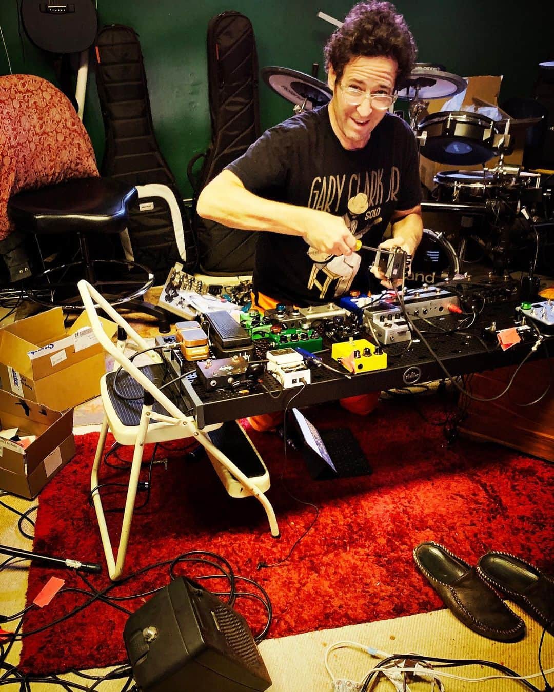 ロブ・モローのインスタグラム：「My guitar aficionado fans will appreciate this epic pedal board I’ve been building for a new project.  More to come... #pedalboard」