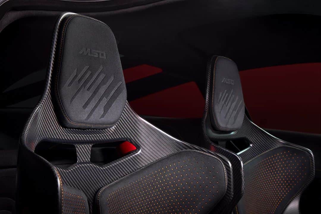 McLaren Automotiveさんのインスタグラム写真 - (McLaren AutomotiveInstagram)「Inside the 765LT Strata Theme by MSO, the unique exterior graphic is subtly revisited – intricately debossed on the headrests, meticulously applied to the door sills, and even flawlessly painted on the ignition keys.  #765LT #MSO #765LTbyMSO」10月4日 1時10分 - mclarenauto