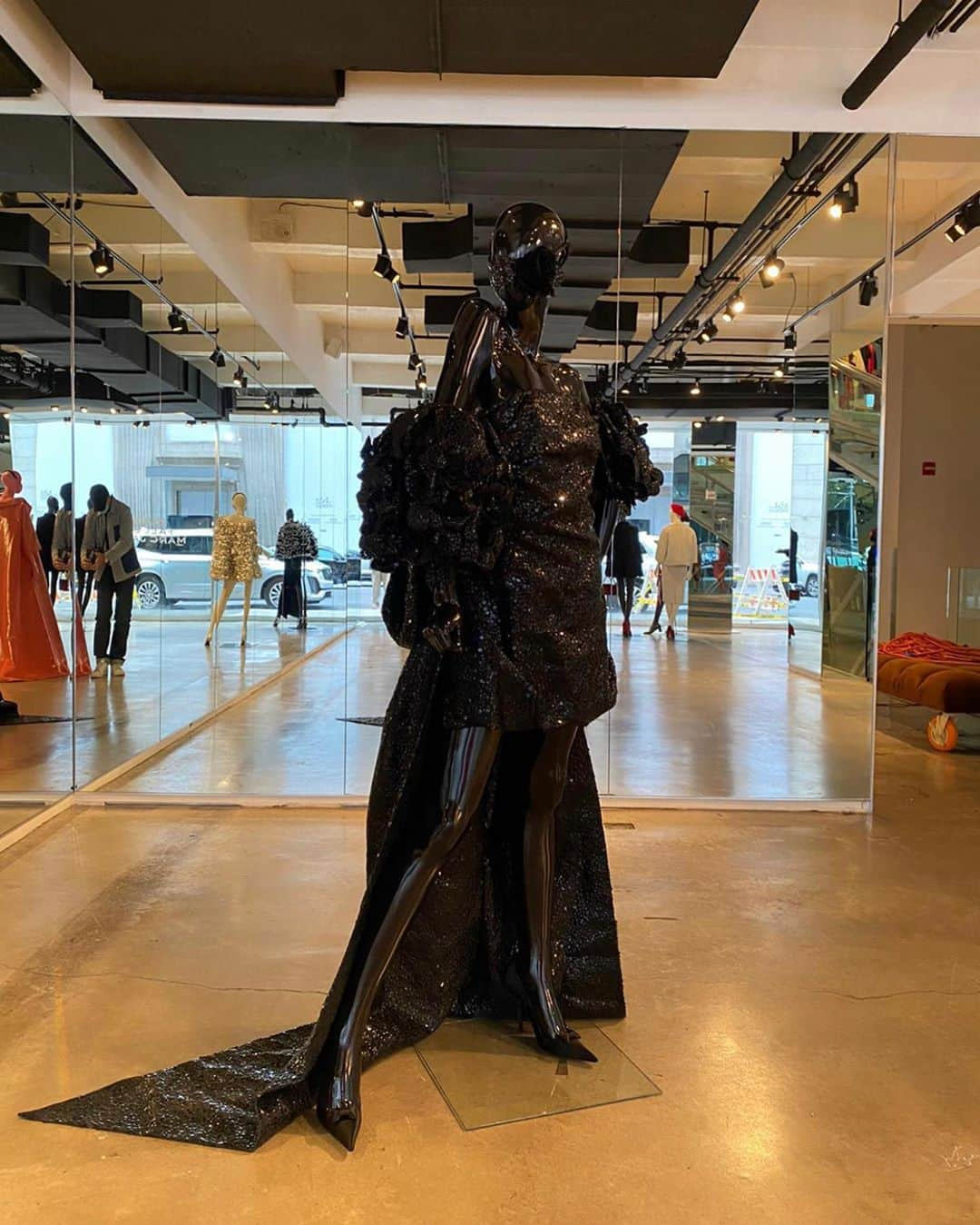 マーク・ジェイコブスさんのインスタグラム写真 - (マーク・ジェイコブスInstagram)「hand embroidered gazar cocktail shaker RUNWAY FALL 2020  MARC JACOBS   Mannequins now installed at MARC JACOBS MADISON #luxury #quality #skill #polish #finish #shineon #jet #sequins  #masktomatch #thisishowwedoit」10月4日 1時10分 - themarcjacobs