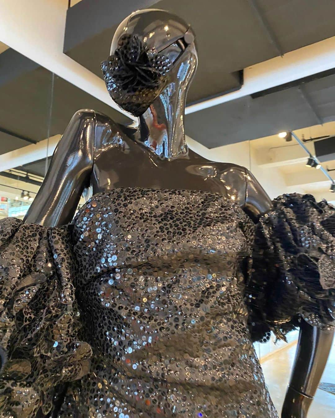 マーク・ジェイコブスさんのインスタグラム写真 - (マーク・ジェイコブスInstagram)「hand embroidered gazar cocktail shaker RUNWAY FALL 2020  MARC JACOBS   Mannequins now installed at MARC JACOBS MADISON #luxury #quality #skill #polish #finish #shineon #jet #sequins  #masktomatch #thisishowwedoit」10月4日 1時10分 - themarcjacobs