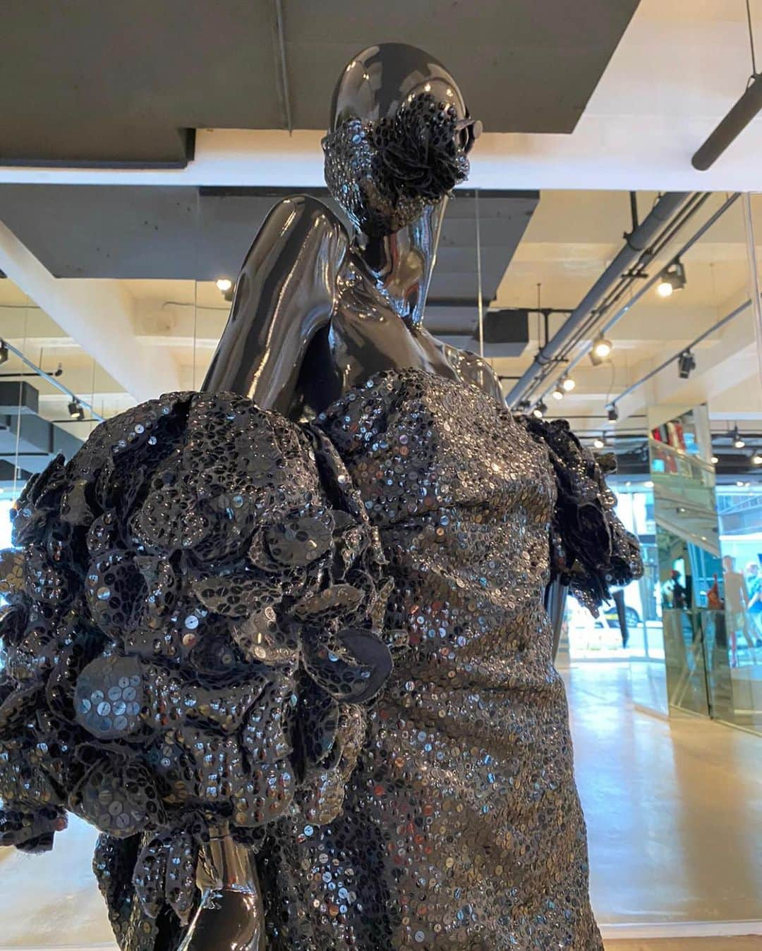 マーク・ジェイコブスさんのインスタグラム写真 - (マーク・ジェイコブスInstagram)「hand embroidered gazar cocktail shaker RUNWAY FALL 2020  MARC JACOBS   Mannequins now installed at MARC JACOBS MADISON #luxury #quality #skill #polish #finish #shineon #jet #sequins  #masktomatch #thisishowwedoit」10月4日 1時10分 - themarcjacobs