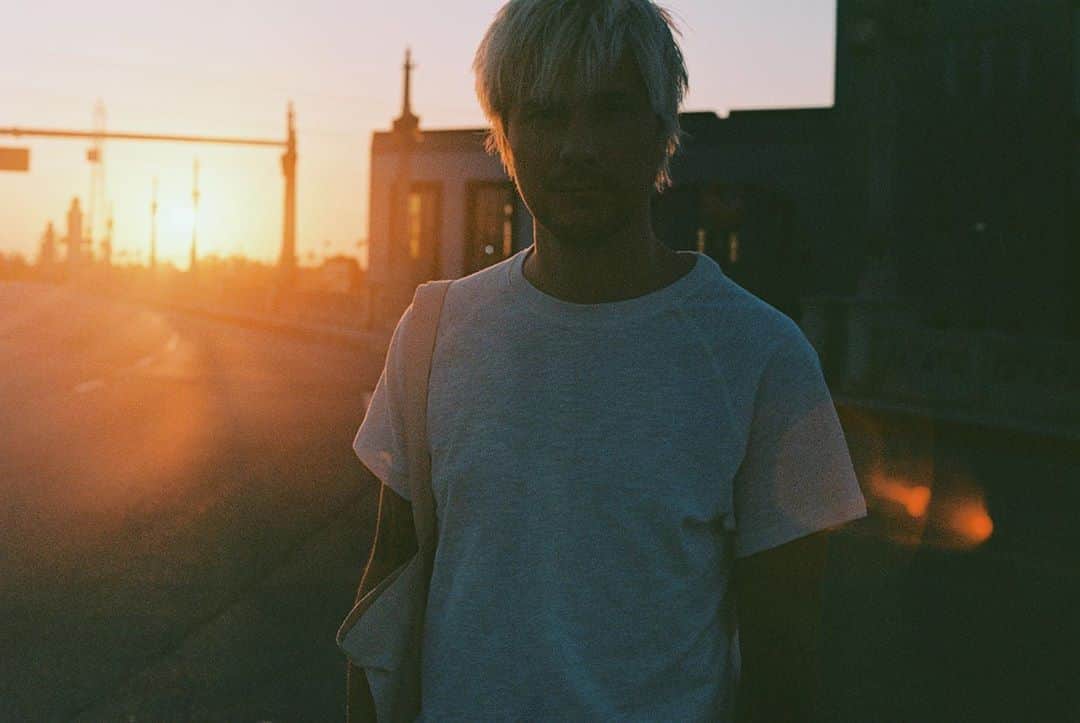 のインスタグラム：「been waking up for sunrise every morning for the last couple weeks. feels like the only time in my day I can find peace」