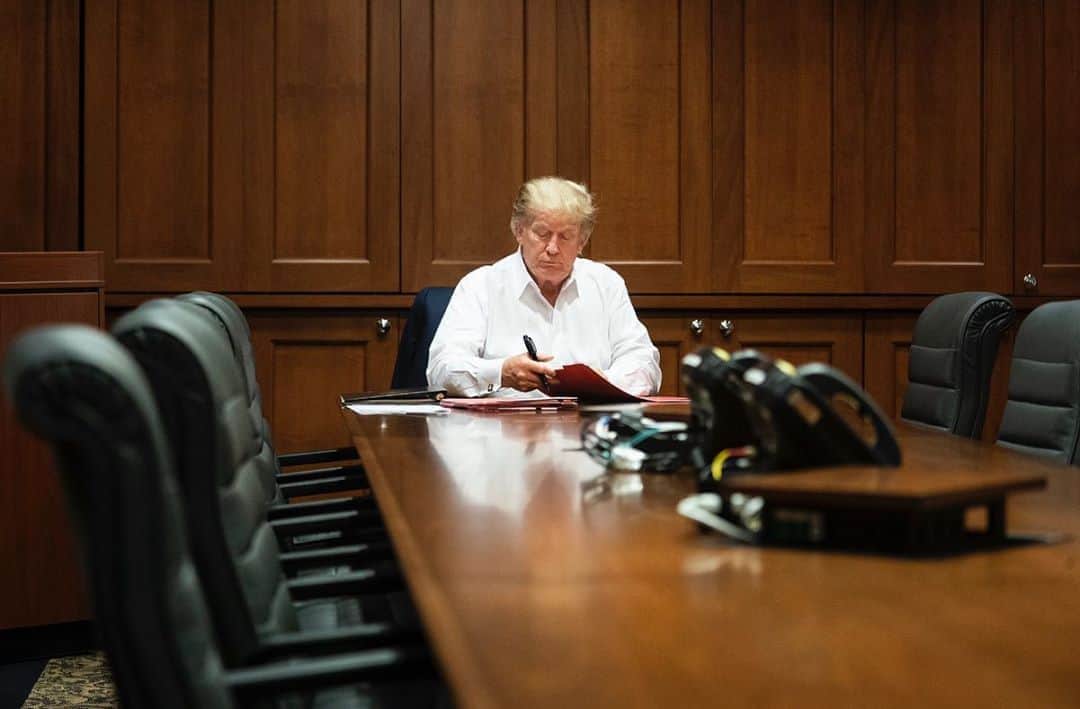 イヴァンカ・トランプのインスタグラム：「Nothing can stop him from working for the American people. RELENTLESS! 🇺🇸」