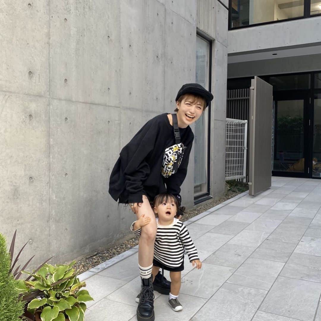 長谷川あやのインスタグラム：「⚫️⚫️⚫️#LongchampxPokemon#PokemonGO#PR#baby#mama#akte#令和ベイビー#生後16ヶ月#1歳#赤ちゃんのいる生活#新米ママ#女の子ママ#小夏のいる生活#ロンシャン ・ ・ ・ 偶然娘とリンクコーデ風になった日👯‍♀️💓 ・ 実は昔からゆる〜くのんびりと 続けていた『Pokemon GO』笑 ・ なんとLongchamp x Pokémonの バッグが登場したんです👏✨✨ （期間限定で Pokemon GO 内で アバターにも装着できるの👀） ・ 最近娘もキャラクターに 興味深々なのでこの日はピカチュウと一緒💛 ・ この期間Pokemon GOでリボンなどの ファッションアイテムを身に着けた ポケモンが登場しているので要チェックです😏‼️」
