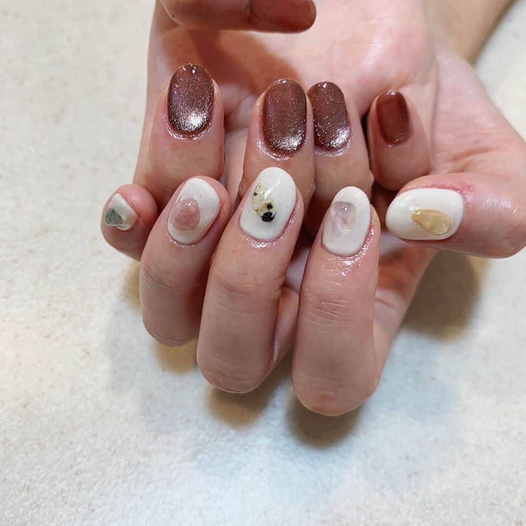 金子栞のインスタグラム：「New💅🤍  @cherie_la_mer が 原宿に移転したのですが、 パリスキッズの中を通るのめーちゃくちゃ懐かしみを感じました🥺 中学の時行ってたなぁと。  #newnails#秋ネイル#マグネットネイル」