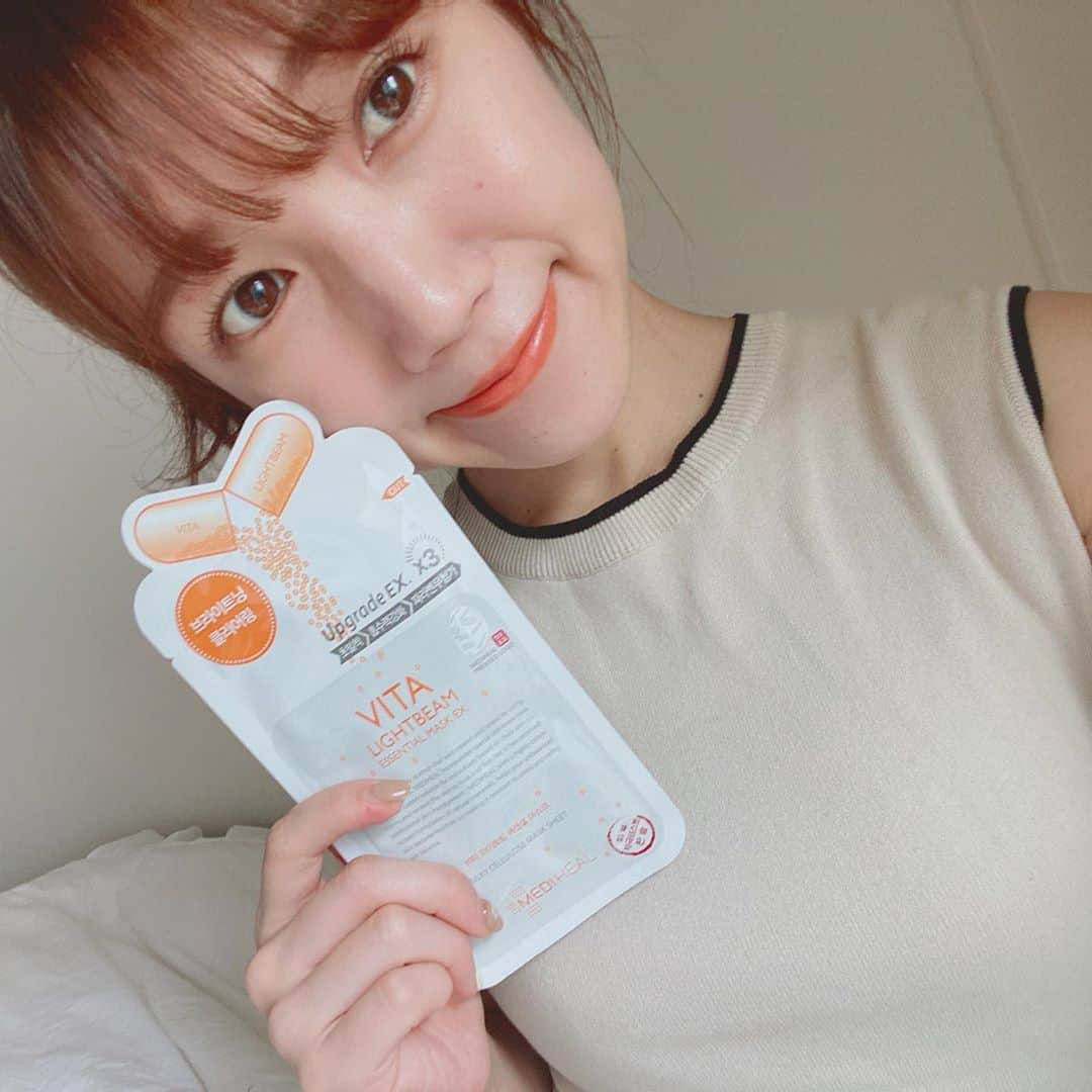 のインスタグラム：「🐣 . 普段使いにもおすすめな メディヒールマスク💊✨ . お悩みに合わせて色々な種類があるから 韓国に行った時には沢山買ってストックしているよ〜☺️🌿 細長くてコンパクトなパッケージもお気に入りです🙈✨ . 今はなかなか韓国へ行ってお買い物が出来ないので ネットで購入したりする方も多いと思うんだけど... . 韓国コスメのセレクトショップを知ったので 載せておきます☺️🌷 . これから来る冬に備えて 乾燥知らずで美白なお肌を目指そう〜📣✨ . . URL 🛒K-Girls Collection Web Store  https://www.k-girlscollection.com/  #韓国コスメ #韓国スキンケア #韓国コスメ通販#韓国コスメおすすめ #コスメ購入品#mediheal #メディヒール #メディヒールパック #アクアリングアンプルマスク #おこもり美容#韓国パック #プチプラコスメ #プチプラ部 #シートマスク #パック #ベストコスメ#韓国好きな人と繋がりたい #スキンケア#美容好きな人と繋がりたい #美容好きと繋がりたい #お洒落好きな人と繋がりたい #スキンケア紹介#スキンケアレビュー#コスメマニア #保湿ケア#トレンドコスメ #kgirlscollection」
