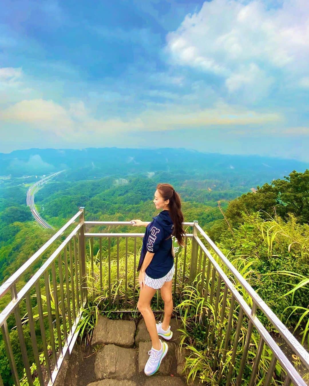 SAORIのインスタグラム：「千葉にある鋸山⛰ 地獄のぞきと言われる場所があって 上から覗いたら本当に怖い場所なんだけど #鋸山なめてましたごめんなさい  #地獄のぞきに行くまでが地獄  #地獄のぞきまでの階段が地獄  と言われる場所🤣🤣 私はそれは体感したくないので笑 頂上まで車で行ったよ🤣🤣🤣 あいにくの天気だったけど 絶景で朝9時のここの空気は 澄んでて気持ちよかった🥰♡ 千葉に行くことあればぜひ♡♡ おNewのスニーカー👟が嬉しい日😍 ✾ #千葉 #鋸山 #地獄のぞき #千葉観光 #国内旅行  #東京 #tokyo #港区 #高身長女子 #model #モデル #influencer #インフルエンサー #instagramer #インスタグラマー #ambassador #アンバサダー #フリーモデル #ポートレートモデル #カメラマンさんと繋がりたい #ポトレ #ポトレのセカイ #ビジョラダ #美女jp #ビジョフォ #ビジョナビ」