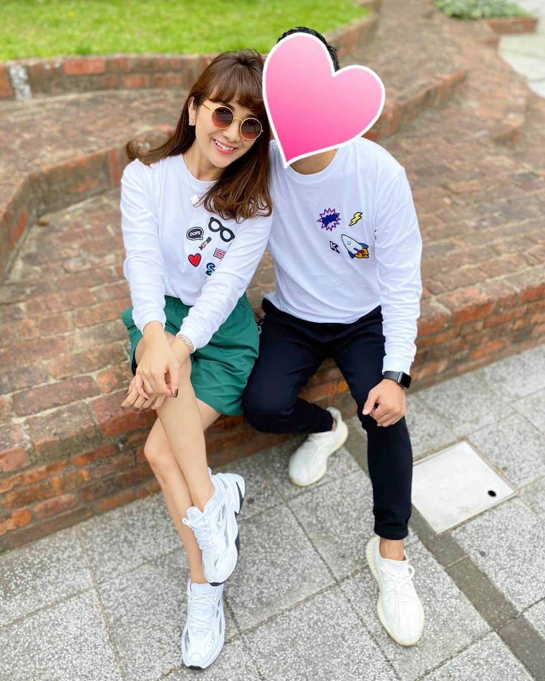 Mai Wakimizuのインスタグラム：「久しぶりに主人とリンクコーデ♡ワッペンカットソー、私はlondon主人はrocket♡さて、私は今から楽しみにしていたBBQ行って来ます＼(^o^)／ #wakkinstyle#ootd#coordinate#ママコーデ outer:#linkable @linkable_official(今週8日発売予定) tops:#linkable @linkable_official(今週9日〜予約販売開始予定) pants&bag:#rosymonster shoes:#nike sunglasses:#oliverpeoples ×#therow」