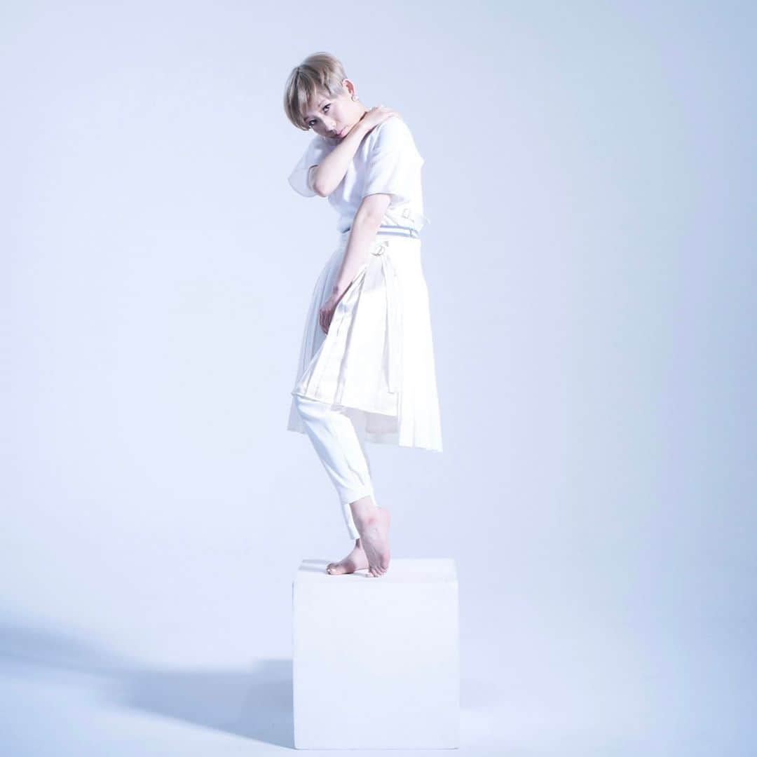 MIKIKOのインスタグラム：「Artistspoken アップしました！ https://artistspoken.com/lp/  第一回はemmy（えみすけ）との対話です。 気が付いたら2時間も話していたので編集して短くしようかと思いましたが... ありのままの会話を聞いて頂く事にしました。 とても心が洗われる時間になりました。 えみちゃん @emmytamura ありがとう！  注）かなり素です。とても素です。 ながら聞きして頂けたら。。  emmy×MIKIKO 2020年10月2日　声の記録 ①出会い/不安の逃し方 ②自粛生活で浮かび上がってきた想い ③将来の夢/振り作りって.... ④え？タフ？？/脱いだら凄いんです ⑤Perfumeの振付とHIPHOP/ポージング集をいつか作ろう！ ⑥ライゾマさんとのコラボはいつだって命がけ！/Nu.について  1日1話ずつ配信していく予定です。  #artistspoken」