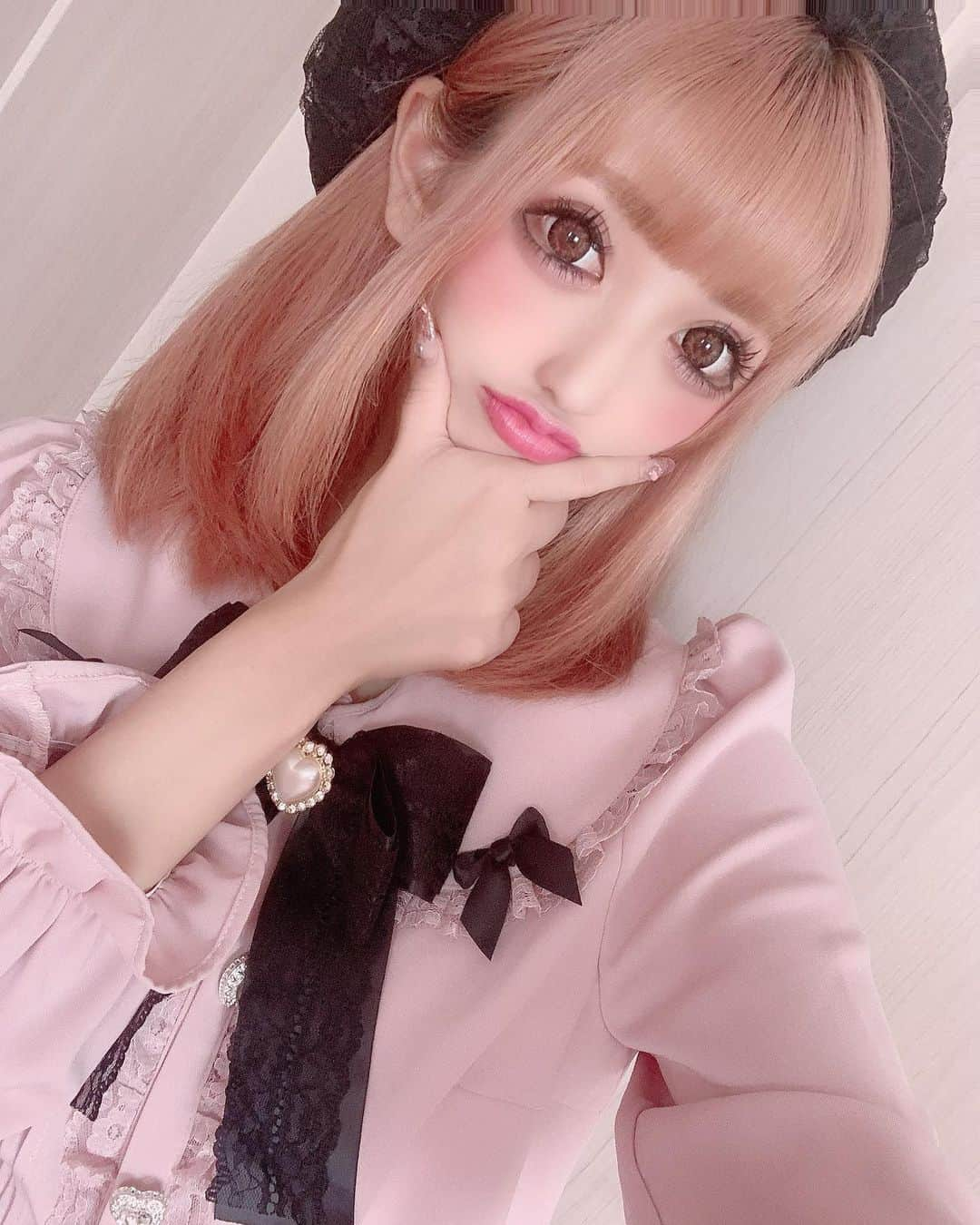 桜咲姫奈さんのインスタグラム写真 - (桜咲姫奈Instagram)「この間マツエク(@eyemajic_shinjuku ) に行ってきたよ(*˘︶˘*).｡.:*♡ ･  目頭から cc11.cc12.c11.J11 ボリュームラッシュ500本 付け足しした💓 ･ マツエク楽ちんだから 最近またマツエクブーム🧸💕 目のアップはスワイプして みてねー💗💗 ･ #マツエク  #マツエクデザイン  #アイマジック新宿」10月4日 10時34分 - himena_ousaki