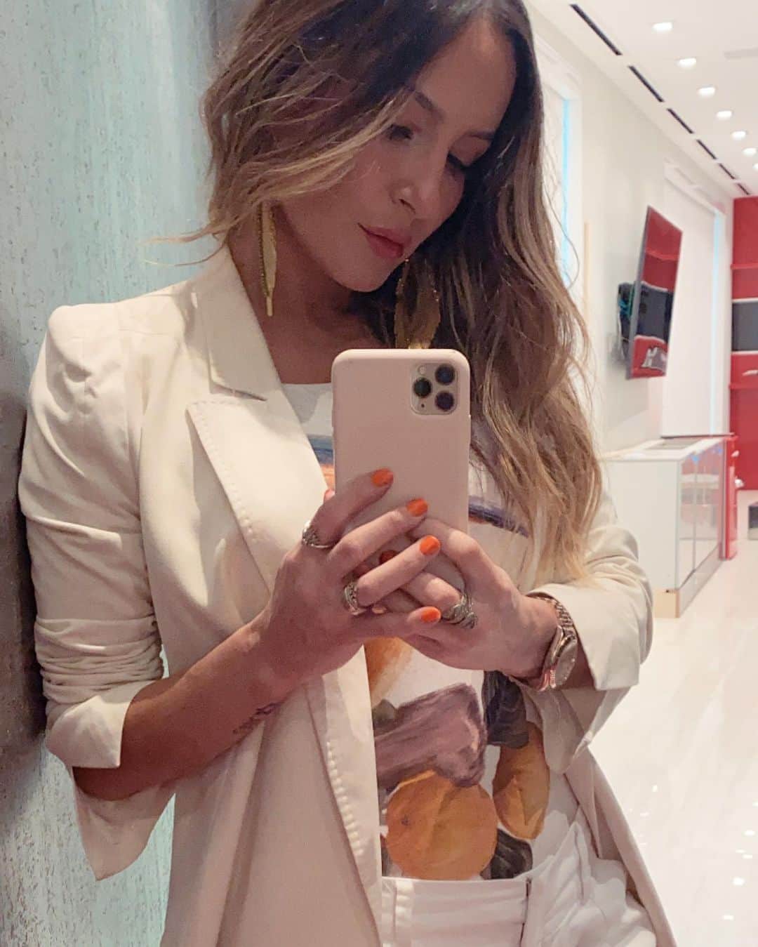 Claudia Leitteのインスタグラム：「Meu “lookinho” de cantar no evento delicioso #GOBrasilEssential by @younglivingbrasil! Porque Cantar ao vivo é ESSENCIAL! Foi massa,  mas eu queria mais! ❤️🙌🏻💎 Obrigada!」