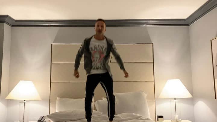 ブレッキン・メイヤーのインスタグラム：「I MADE IT! Arrived safe. Thanks for the q&a to keep me sane. #MaskOffJumpOn」