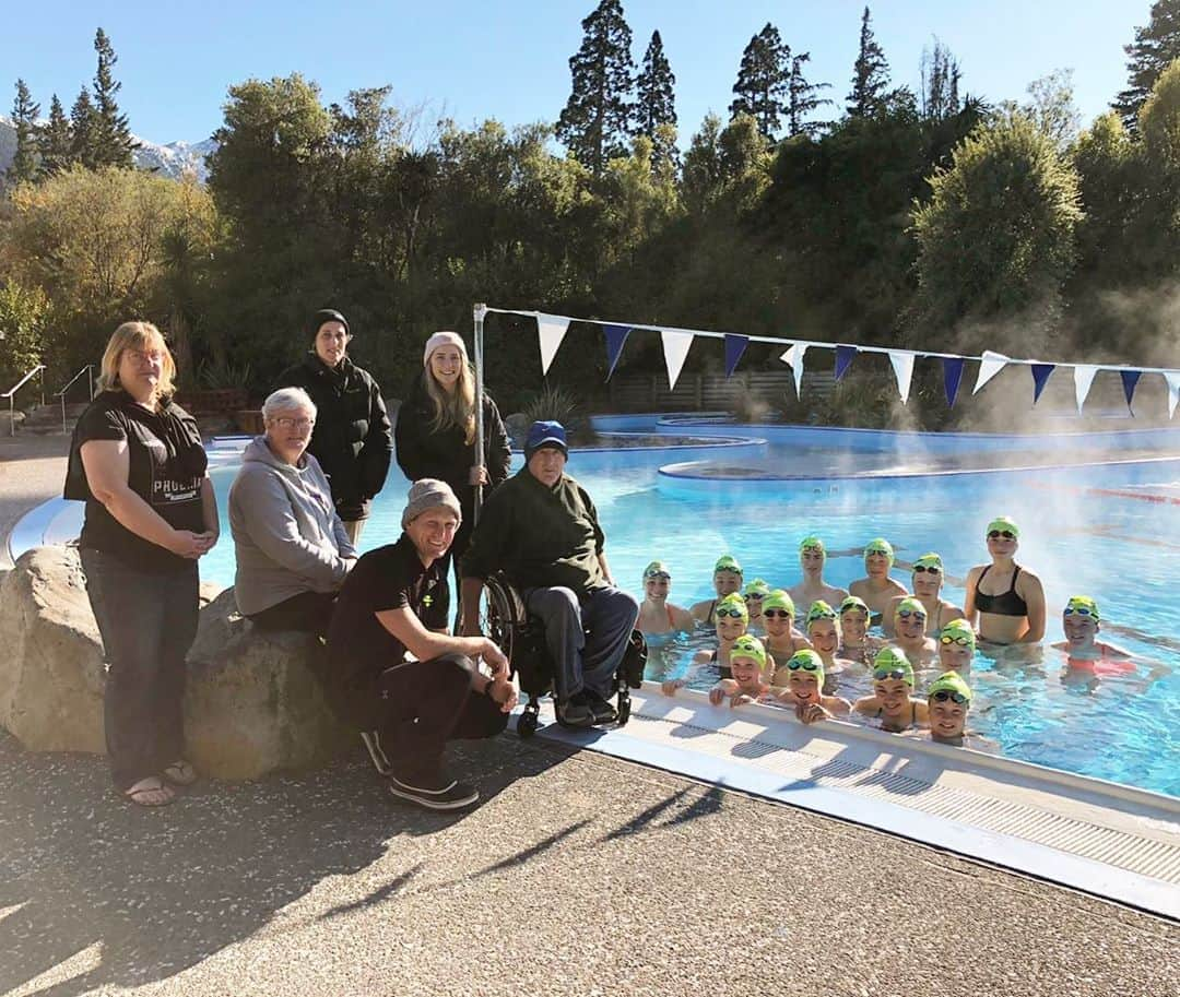 Sophie Pascoeさんのインスタグラム写真 - (Sophie PascoeInstagram)「My Team! 💛🖤 Epic few days at spring camp in Hanmer! #QE11 #swimming #squad #trainingcamp #hanmersprings」10月4日 10時42分 - sophpascoe1