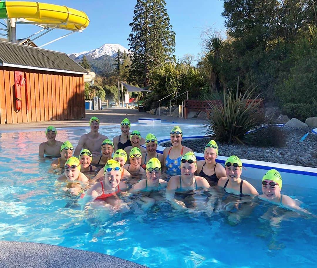 Sophie Pascoeのインスタグラム：「My Team! 💛🖤 Epic few days at spring camp in Hanmer! #QE11 #swimming #squad #trainingcamp #hanmersprings」