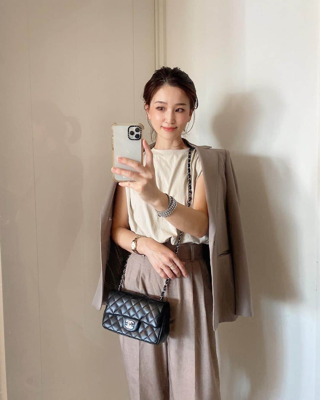 のインスタグラム：「#tshirt #ユニクロ #pants #エイチアンドエム  #accessory #スワロフスキー  #watch#ダニエルウェリントン   と、#プチプラ　な日。#ベージュコーデ で#プチプラ高見えコーデ ✨#ジャケットコーデ   jacket #beautifulpeople  sneker#pierrehardy  bag#chanel」