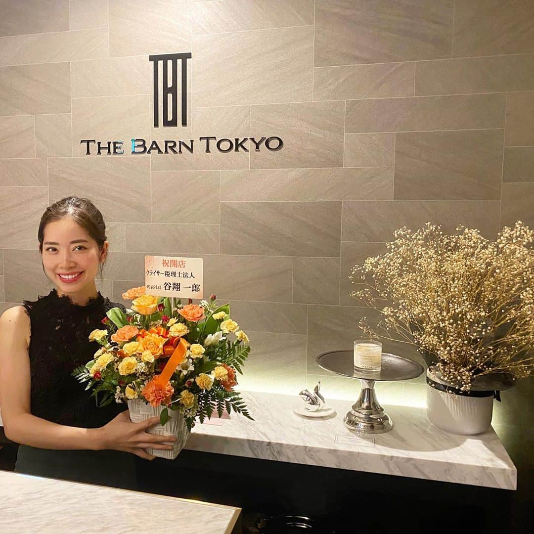 May Pakdee メイ パクディのインスタグラム：「Very happy to announce our @thebarntokyo is up and running now 🥳✨  We are much looking forward to showing you the rooms and everything we have been doing for the past years😌 It has been a lot fun & not so fun time but I truly am grateful we are here today. Thanks to your heartwarming supports always 🙈💕 . . . . 遂にザバーン東京オープンしました🥳いつも応援して頂きありがとうございます。これからも精一杯頑張ります😆✨遊びに来てね😌💕. . . JR山手線徒歩4分、日比谷線徒歩8分 (鶯谷、入谷). . www.thebarntokyo.com  #TheBarnTokyo #TBT #boutiquehotel #beautiful #tokyohotel #familyhotel #BarnTokyo #familyservice #TheBarnTokyoFamily #BoutiqueHotel #Tokyo #Japan  #ザバーン東京 #ザバーン東京ハウス#ブティーク #ブティークホテル #家族経営 #鶯谷 #上野 #根岸 #東京 #ドキドキ #เดอะบ้านโตเกียว #บ้านโตเกียว #โรงแรมครอบครัว #โรงแรมอบอุ่น」