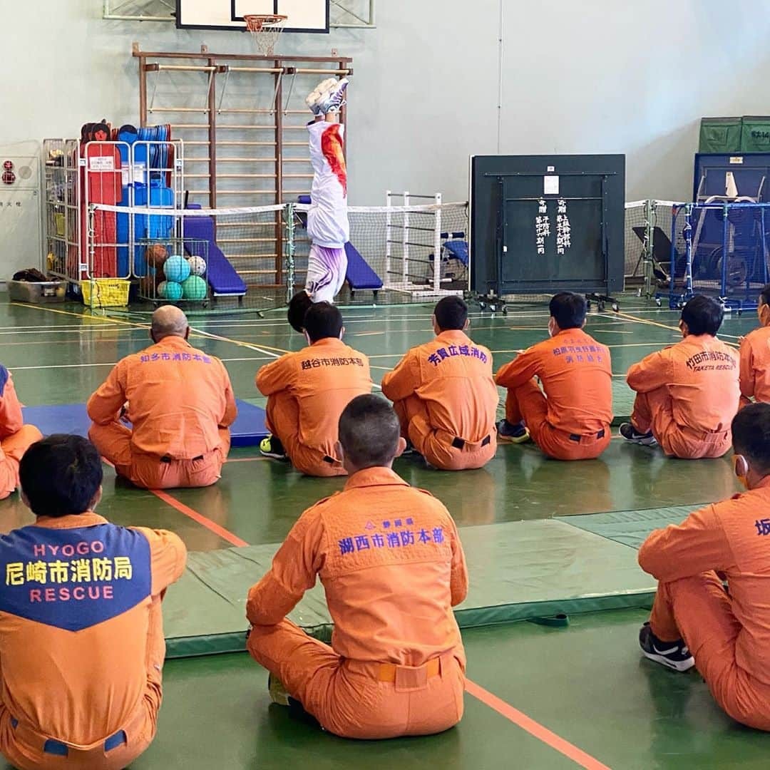 池谷幸雄さんのインスタグラム写真 - (池谷幸雄Instagram)「消防大学校で、授業させて頂きました。 実は、清風高校の1年生の時、3年生でキャプテンだった清水忍さんがここで教官をされています。 その関係で、授業をさせて頂きました。  多分、生まれて初めておっさんだけで体操の授業をしたので、新鮮でした。  講義を2時間と実技1時間でしたが、体操の柔軟やマット運動はほとんどしていないようだったので、皆さん楽しんで練習してくれました。  全国のレスキューの指揮をとる方々が来られているので、地元に帰られたらまた頑張って頂けると思います。  授業を受けて頂いた皆さん、ありがとうございました。  これからも、頑張って下さい！！  #消防士 #レスキュー #レスキュー隊 #消防大学校  #体操 #マット #柔軟 #授業 #講義 #池谷幸雄 #池谷幸雄体操倶楽部」10月4日 10時57分 - yukio_iketani