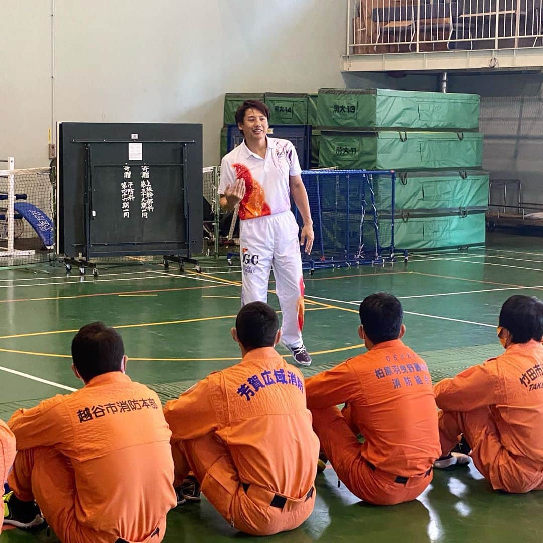 池谷幸雄さんのインスタグラム写真 - (池谷幸雄Instagram)「消防大学校で、授業させて頂きました。 実は、清風高校の1年生の時、3年生でキャプテンだった清水忍さんがここで教官をされています。 その関係で、授業をさせて頂きました。  多分、生まれて初めておっさんだけで体操の授業をしたので、新鮮でした。  講義を2時間と実技1時間でしたが、体操の柔軟やマット運動はほとんどしていないようだったので、皆さん楽しんで練習してくれました。  全国のレスキューの指揮をとる方々が来られているので、地元に帰られたらまた頑張って頂けると思います。  授業を受けて頂いた皆さん、ありがとうございました。  これからも、頑張って下さい！！  #消防士 #レスキュー #レスキュー隊 #消防大学校  #体操 #マット #柔軟 #授業 #講義 #池谷幸雄 #池谷幸雄体操倶楽部」10月4日 10時57分 - yukio_iketani