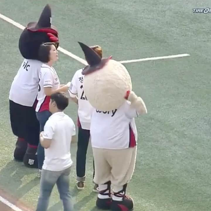 鄭栄植のインスタグラム：「2016년 Kt wiz 시구⚾️ @102zpzp 상백이가 잘알려줬는데 왜 이러지?😅😂🤣#탁구#탁구국가대표#정영식#야구#ktwiz #엄상백#시구#상무」