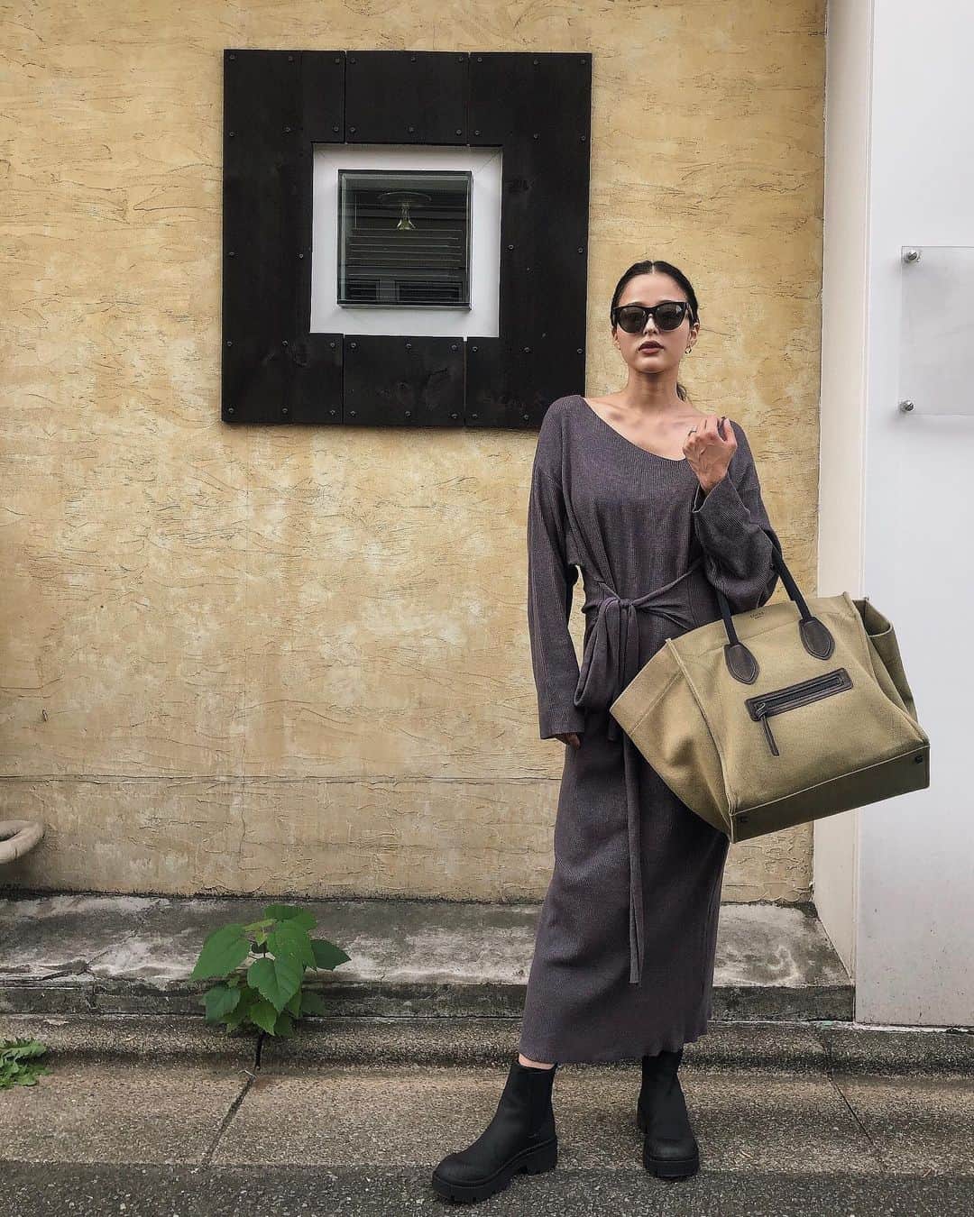 佐野真依子さんのインスタグラム写真 佐野真依子instagram Today Scoordinate お気に入りのニットワンピ 1枚でちょうどいい季節 結び方で印象が変わるめちゃくちゃ気持ちいい着心地のワンピ アシンメトリーな首元のカットも お気に入りのポイントです