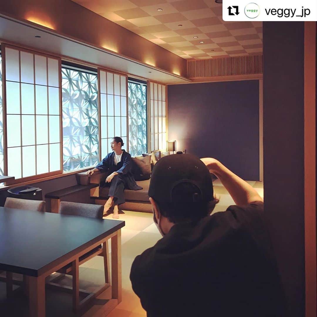 窪塚洋介のインスタグラム：「#Repost @veggy_jp 秋風が心地よい季節になりましたね😊🍃 #東京 は雨ですが、今日は #中秋の名月 #十五夜 ですね🌝 この日は日本では、花卉（かき）やお供えものを飾りますが、すすきは古くから神様の依り代（宿る場所のこと）とされ、中秋の名月前後から飾ると魔除けになるとされてきました。玄関先などにも飾る事で、災が家に入って来るの防ぐのだそうです。 そして先日は本誌 #veggy 2度目の登場となる @yosuke_kubozuka さんに深いお話を伺いました🌏✨ 次号11月号を楽しみにしていてください ✨ #plantbased #sustainable #earthing  #midautumnmoon #窪塚洋介 #veggy」
